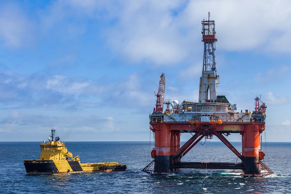 AdobeStock_319797869_The semi-submersible drilling rig Transocean Leader with anchor handler vessel Balder Viking alongside_low res